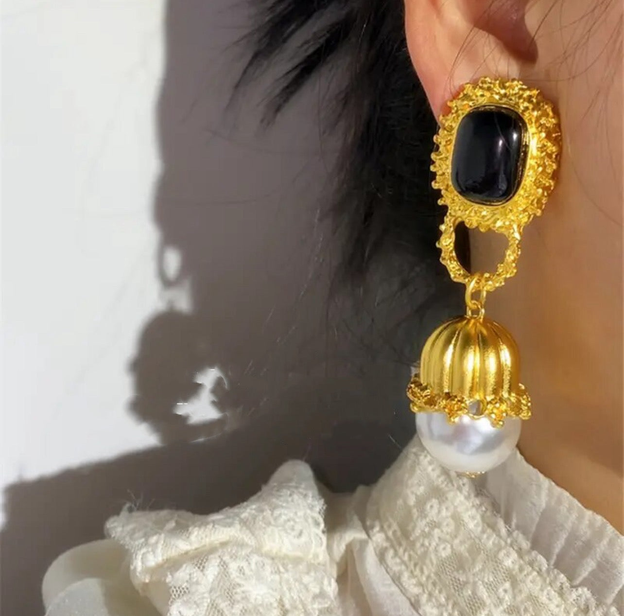 Pearl noir drop earring