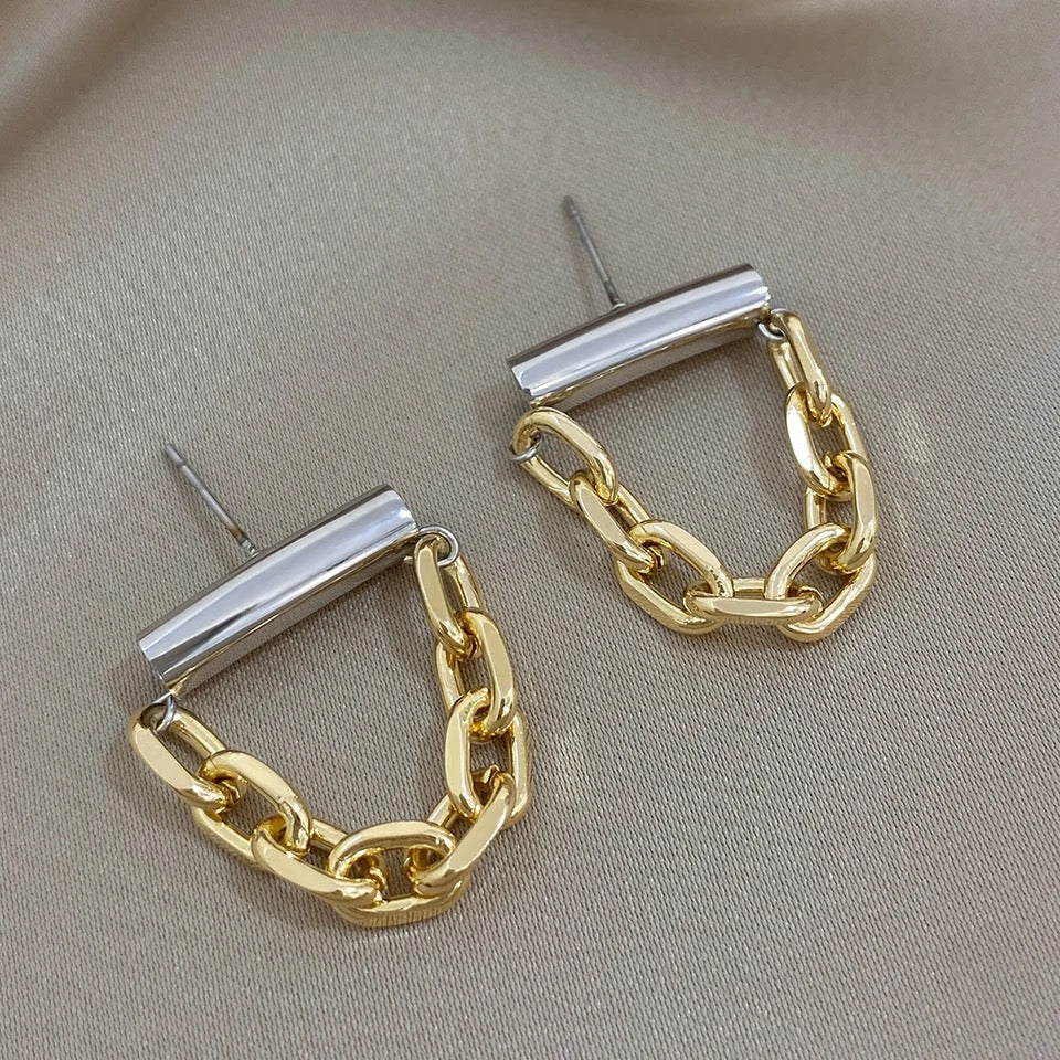 Chain bar stud earrings